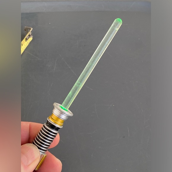 Disney Parks Star Wars Luke Skywalker Light-Up Lightsaber Green Keychain - Picture 2 of 5